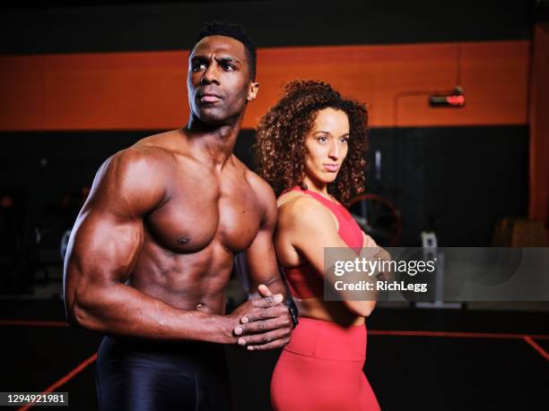 man and woman working out in a gym. - black female bodybuilder stock pictures, royalty-free photos & images