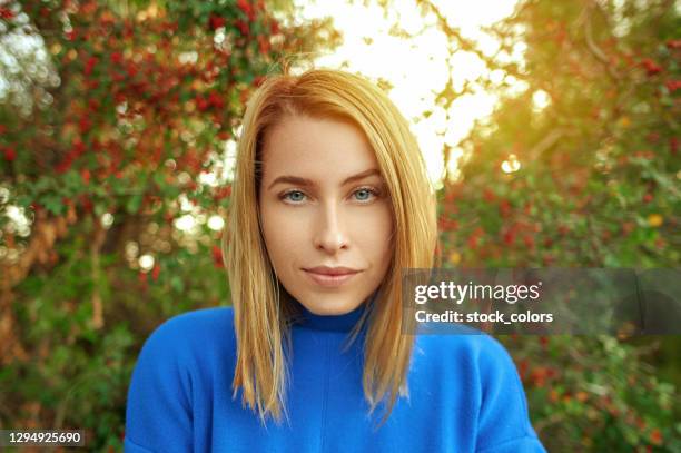 blonde frau mit blauen augen posiert in der natur - donautal stock-fotos und bilder