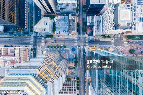 skyline abstracto de la ciudad - punto de vista de dron fotografías e imágenes de stock