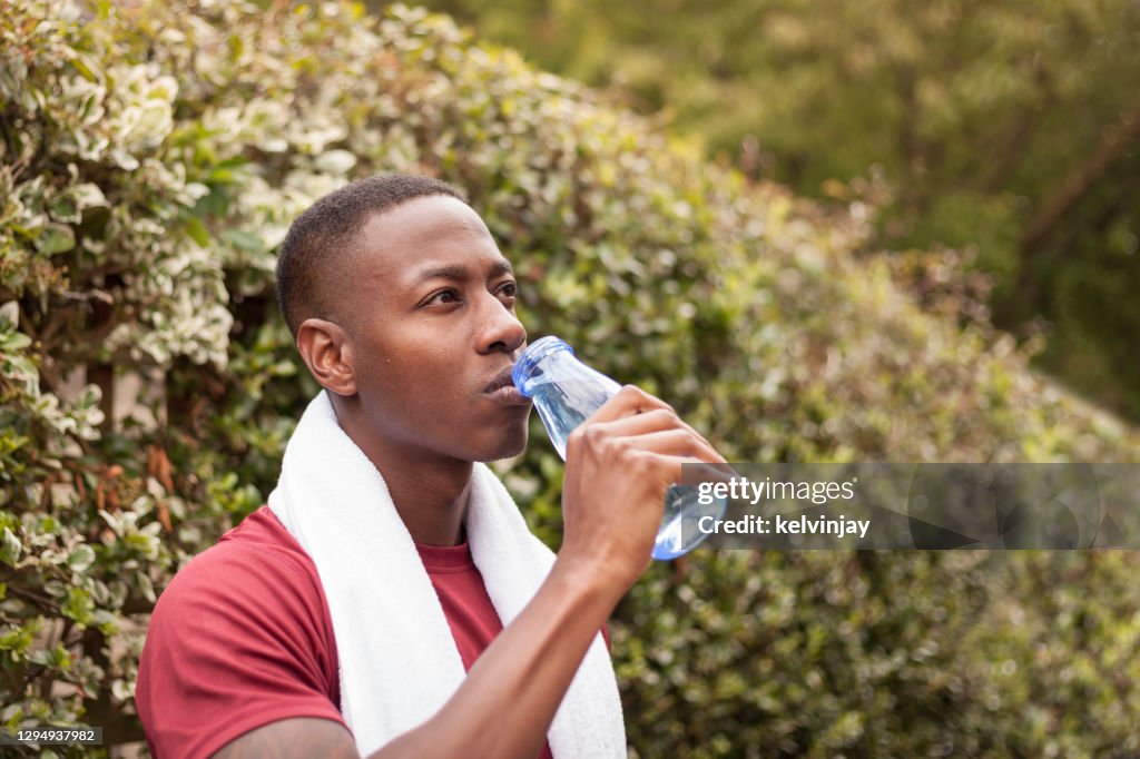年��輕人在運動後喝水