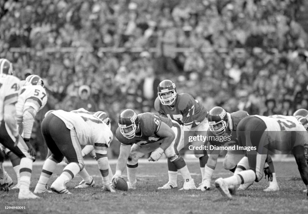 Jeffrey Rutledge Quarterback Jeff Rutledge of the New York Giants makes a call at the ...