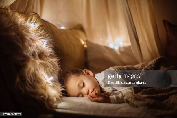 kleine vorschulmädchen schlafen in bequemen bett - kids sleep in bed stock-fotos und bilder