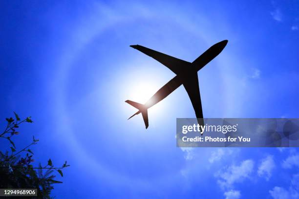 Flying Through Airplane Flying Through Clouds Photos and Premium High Res Pictures ...