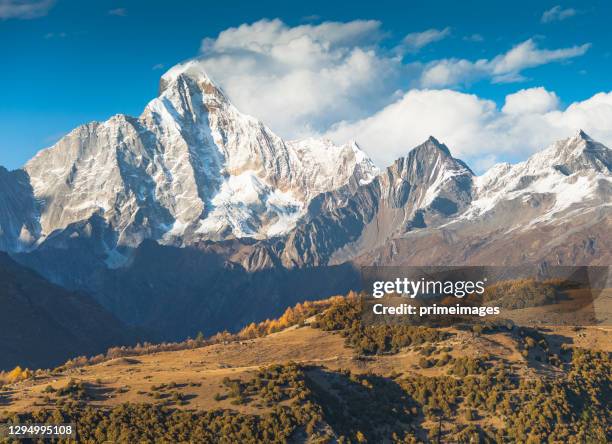 erstaunliche meili schnee berg- und bergkette in yunnan, china - yunnan stock-fotos und bilder