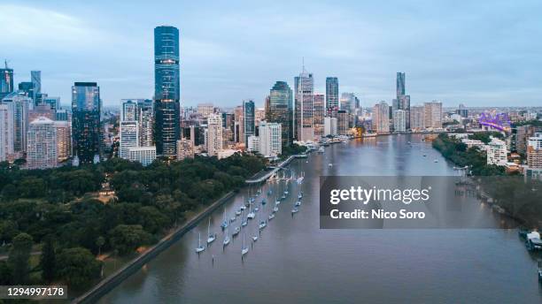 dramatic aerial view of brisbane above the river during lockdown. - brisbane lockdown stock pictures, royalty-free photos & images