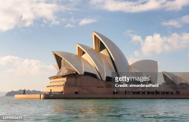 シドニー・オペラハウス・イン・ザ・モーニング・サン - opera house ストックフォトと画像