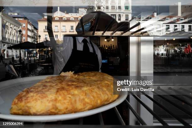 typical spanish tortilla de patatas. madrid. spain - tortilla de patatas photos et images de collection