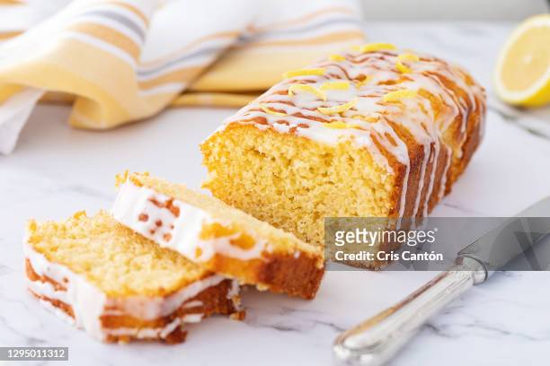 lemon cake with lemon glaze - zitronentorte stock-fotos und bilder