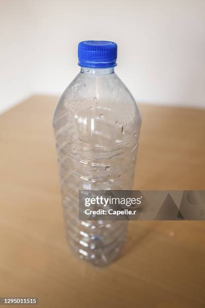 objet - bouteille d'eau en plastique - plastique transparent stock pictures, royalty-free photos & images