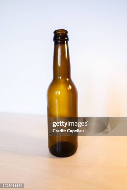 objet - bouteille en verre - bouteille en verre stockfoto's en -beelden