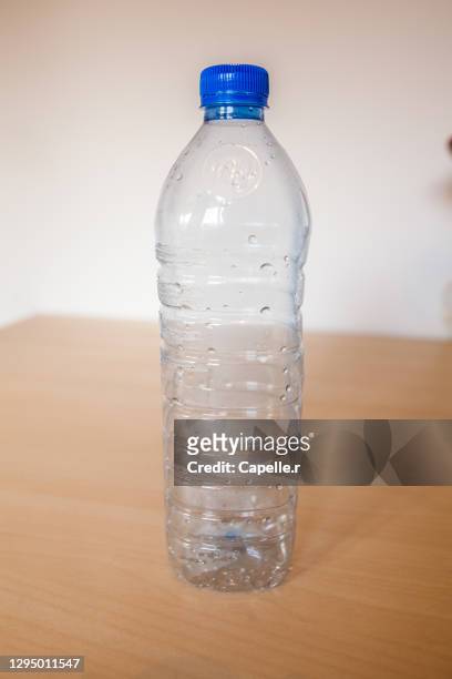 objet - bouteille d'eau en plastique - plastique transparent stock pictures, royalty-free photos & images