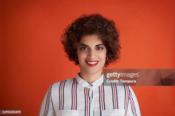 un disparo a la cabeza de un estudio mirando a la cámara. - cuello chino fotografías e imágenes de stock