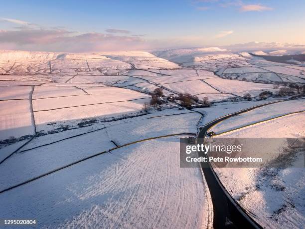 winter roads in snow - buxton inglaterra fotografías e imágenes de stock