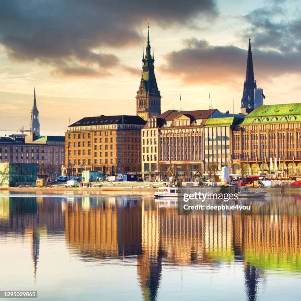 der binnenalstersee in hamburg - alsterhaus hamburg stock-fotos und bilder