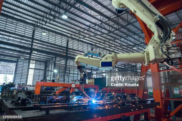 industry 4.0. robot welder - industry 4 0 imagens e fotografias de stock