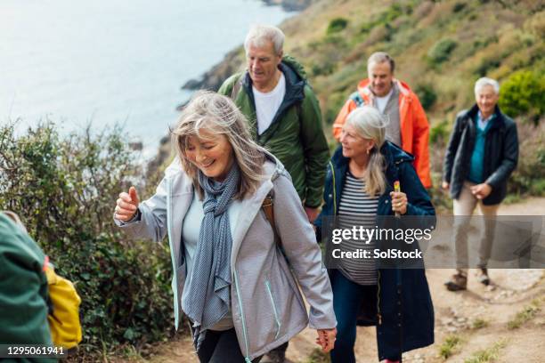 ausübung als gruppe - seniors stock-fotos und bilder