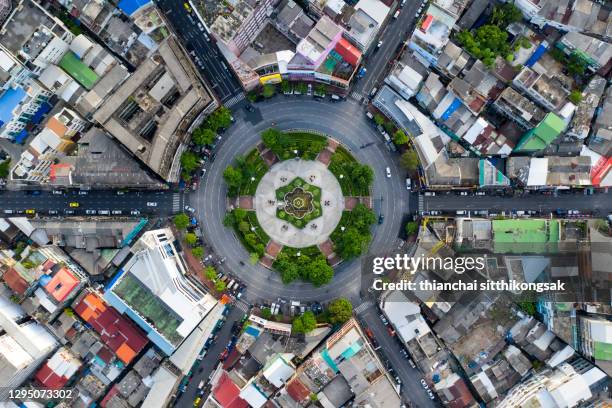 aerial top view of road roundabout with car lots in wongwainyai bangkok,thailand. - junção de rua ou estrada - fotografias e filmes do acervo