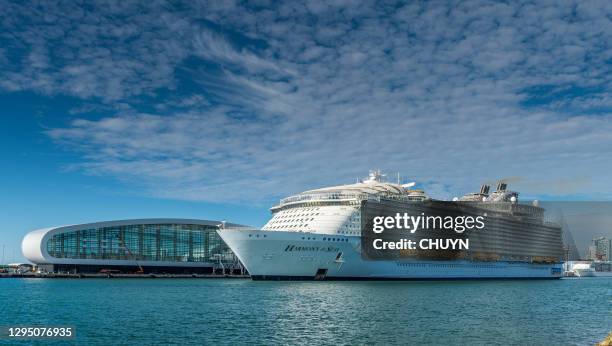 cruising par miami - cruise port photos et images de collection