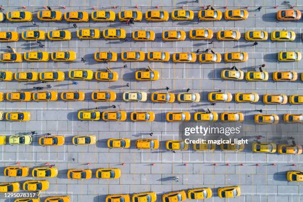 vue aérienne jaune de cabines de taxi. vue aérienne jaune de taxis - taxi jaune photos et images de collection