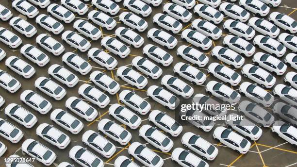 luchtfoto van nieuwe auto's parkeren voor de verkoop voorraad kavel rij, dealer inventaris import en export business commercial wereldwijd, - car sale stockfoto's en -beelden