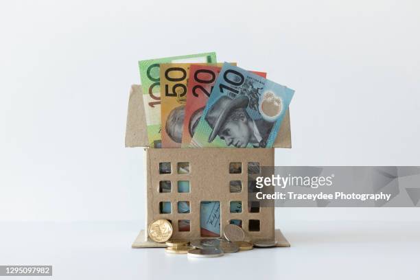 house containing some australian bank notes and coins. - fifty dollar bill stockfoto's en -beelden