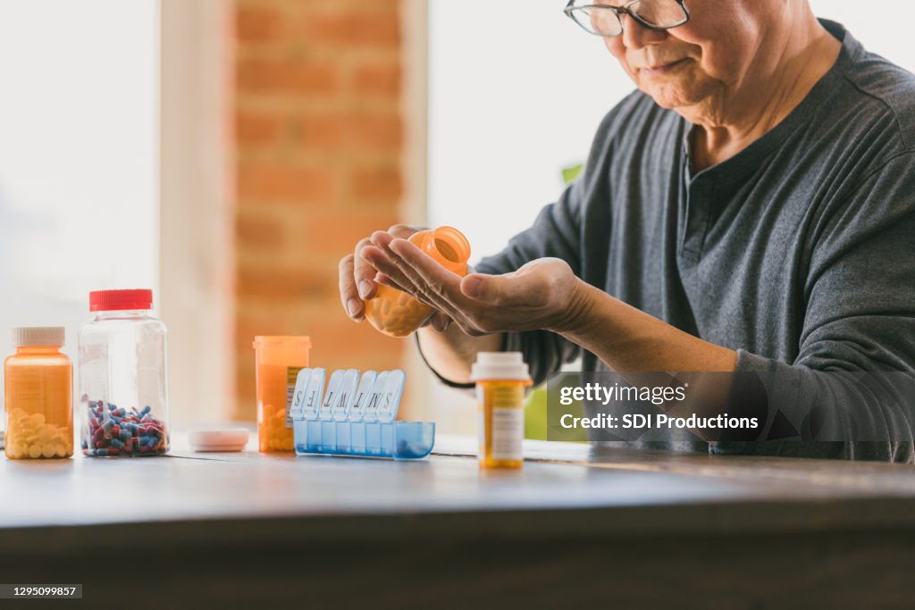L'uomo anziano si concentra durante l'organizzazione di farmaci