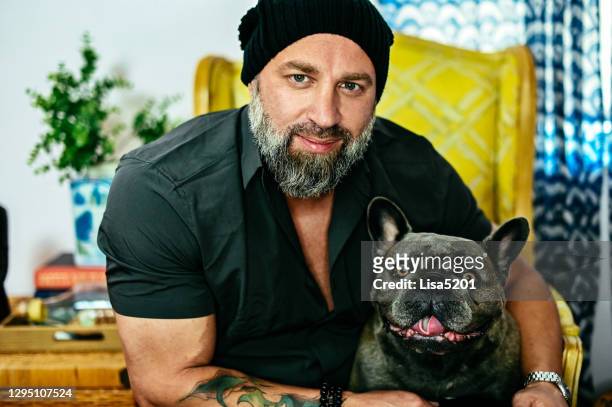 porträtt av stilig skäggig man med husdjurs bulldog - animal macho bildbanksfoton och bilder