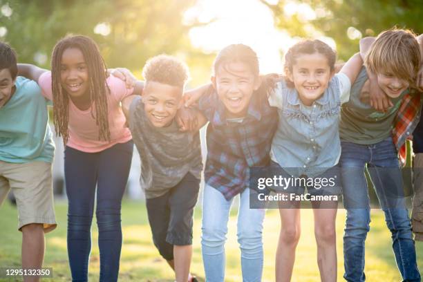 gli amici del campo estivo sono i migliori amici! - preteen foto e immagini stock