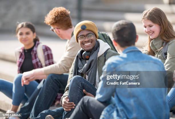 rondhangen op de campus - campus stockfoto's en -beelden