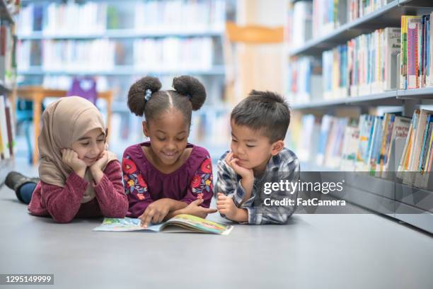 friends who read together, stays together - diversity kids stock pictures, royalty-free photos & images