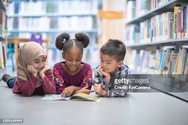 friends who read together, stays together - kids reading imagens e fotografias de stock