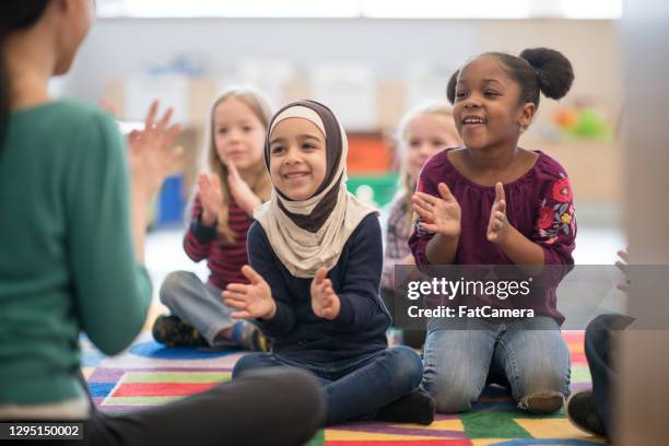 als je gelukkig bent en je weet het, klap dan in je handen! - young muslim stockfoto's en -beelden