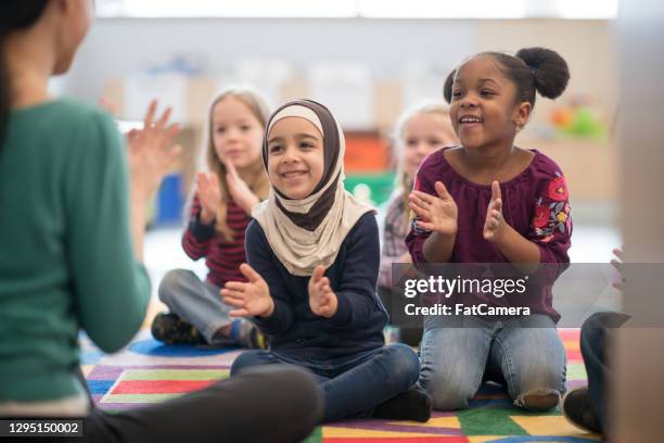 als je gelukkig bent en je weet het, klap dan in je handen! - muslim boy stockfoto's en -beelden