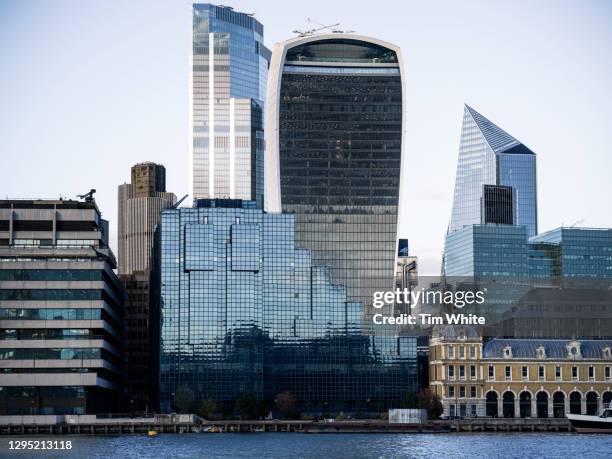 river thames and london skyline, uk - radio fluss draussen stock-fotos und bilder