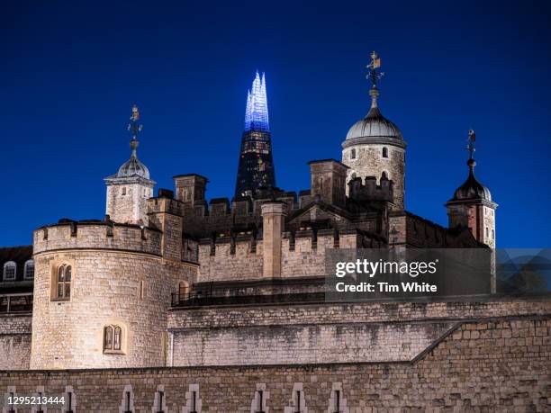 tower of london and shard at night, london, uk - tower of london stock-fotos und bilder