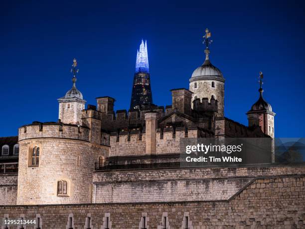 tower of london and shard at night, london, uk - torre de londres fotografías e imágenes de stock