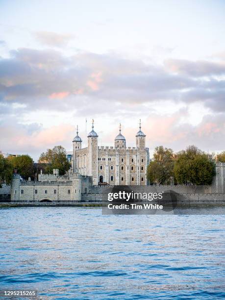 tower of london and river thames, london, uk - torre de londres fotografías e imágenes de stock