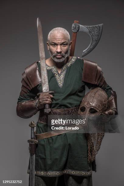 arma che brandisce guerriero africano nero ispirato al vichingo - principe persona nobile foto e immagini stock