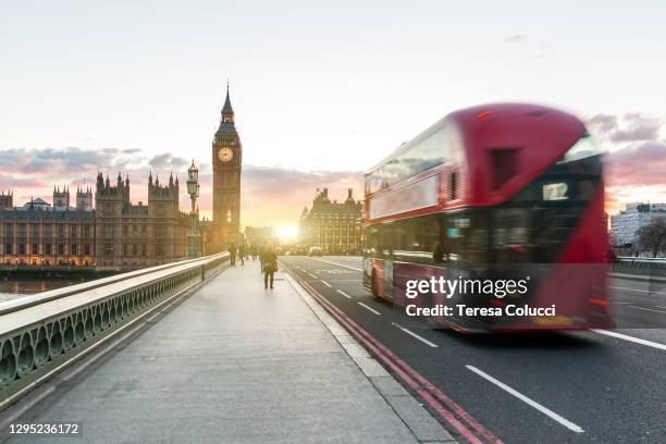 autobús rojo de dos pisos y big ben en londres al atardecer - bus london fotografías e imágenes de stock