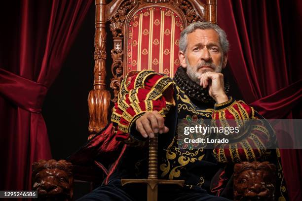 rey histórico en sesión de estudio - royals fotografías e imágenes de stock