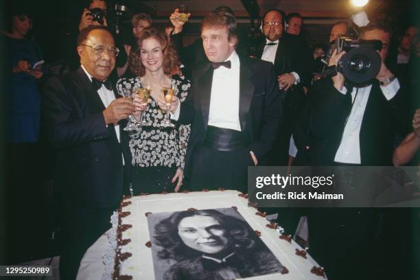 écrivain Alex Haley, Christie Hefner et Donald Trump au 35éme anniversaire de Playboy à New-York.