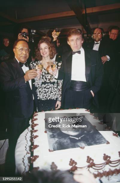 écrivain Alex Haley, Christie Hefner et Donald Trump au 35éme anniversaire de Playboy à New-York.