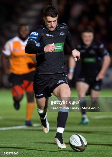 V TOYOTA CHEETAHS. SCOTSTOUN STADIUM - GLASGOW. Adam Hastings in action for Glasgow Warriors.