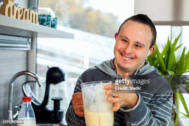 making smoothies - down syndrome cooking stock pictures, royalty-free photos & images