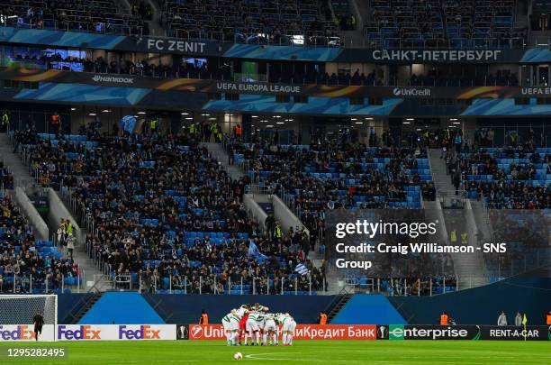 V CELTIC.ST PETERSBURG - RUSSIA .Celtic's players form a huddle pre-match in the Saint-Petersburg Stadium