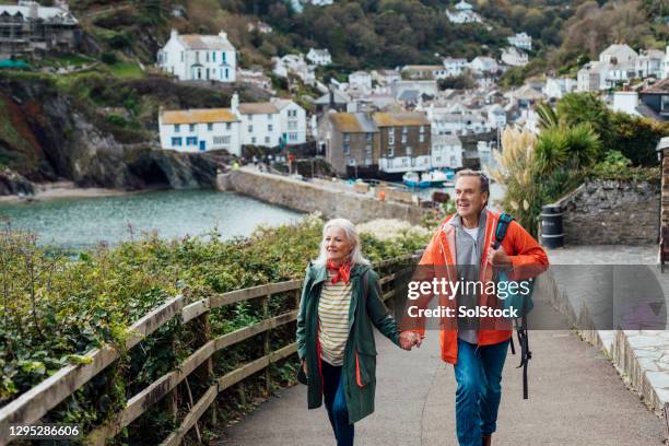 una escapada de fin de semana - british fotografías e imágenes de stock