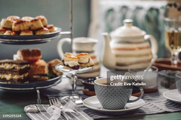 nachmittagstee zu zweit - englische tea time stock-fotos und bilder