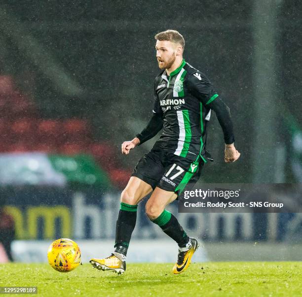 V HIBERNIAN .MCDIARMID PARK - PERTH.Hibernians Martin Boyle in action