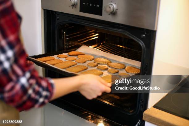 baking cookies - inserting imagens e fotografias de stock