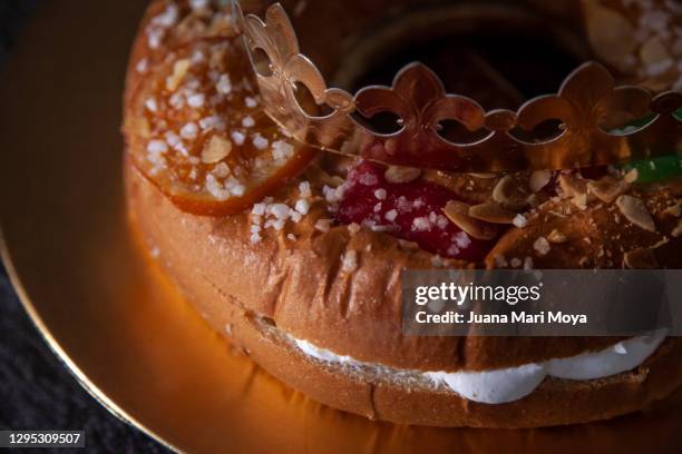 roscon de reyes, typical dessert eaten in spain to celebrate epiphany or three kings day - rosca de reyes fotografías e imágenes de stock